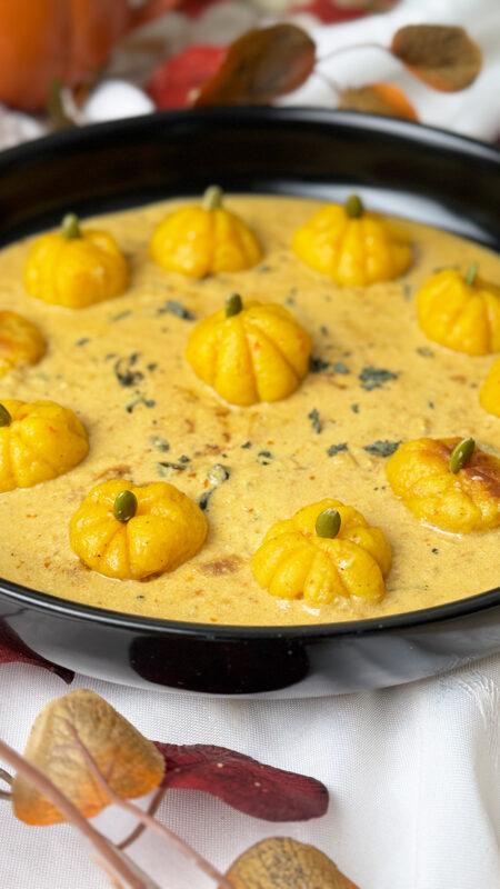 Kürbis-Gnocchi in cremiger Parmesan-Salbei-Sauce: 1 A einfaches Herbstrezept Kürbis-Gnocchi in cremiger Parmesan-Salbei-Sauce: 1 A einfaches Herbstrezept