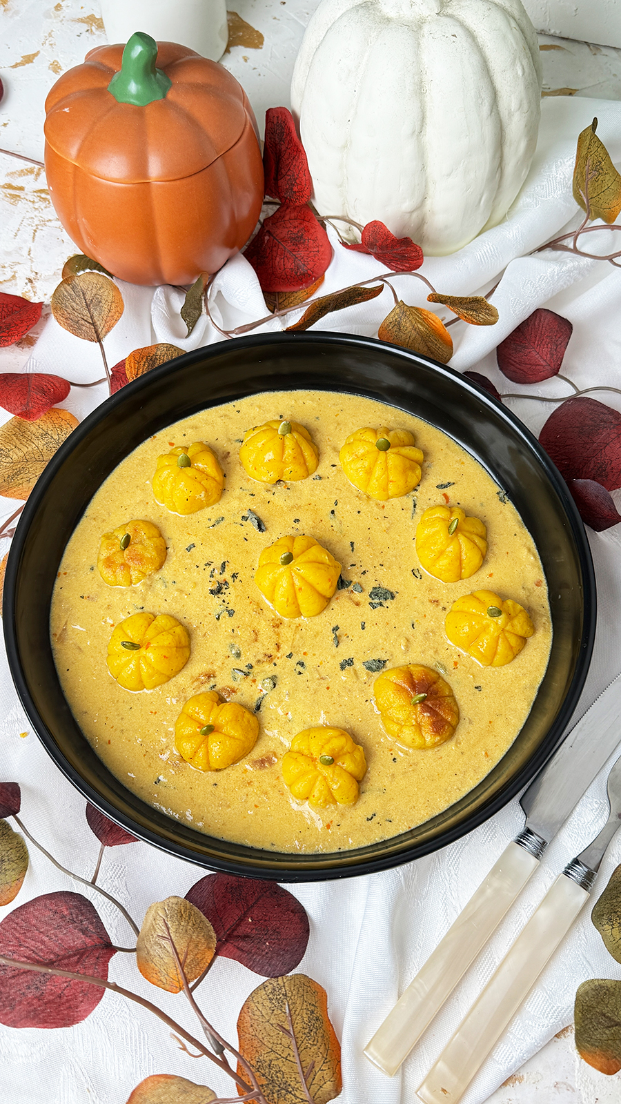 Kürbis-Gnocchi in cremiger Parmesan-Salbei-Sauce: 1 A einfaches Herbstrezept 1 Kürbis-Gnocchi in cremiger Parmesan-Salbei-Sauce: 1 A einfaches Herbstrezept