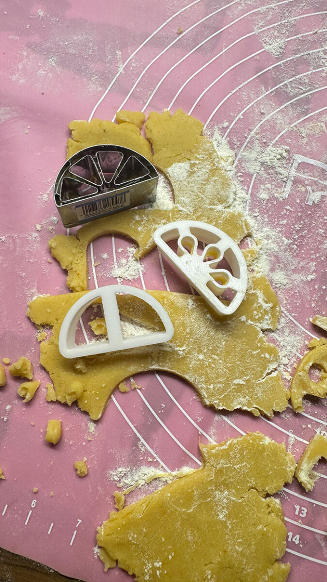 Orangenplätzchen backen: Das einfache Rezept für fruchtig-zarte Weihnachtskekse 3 Orangenplätzchen backen: Das einfache Rezept für fruchtig-zarte Weihnachtskekse 1