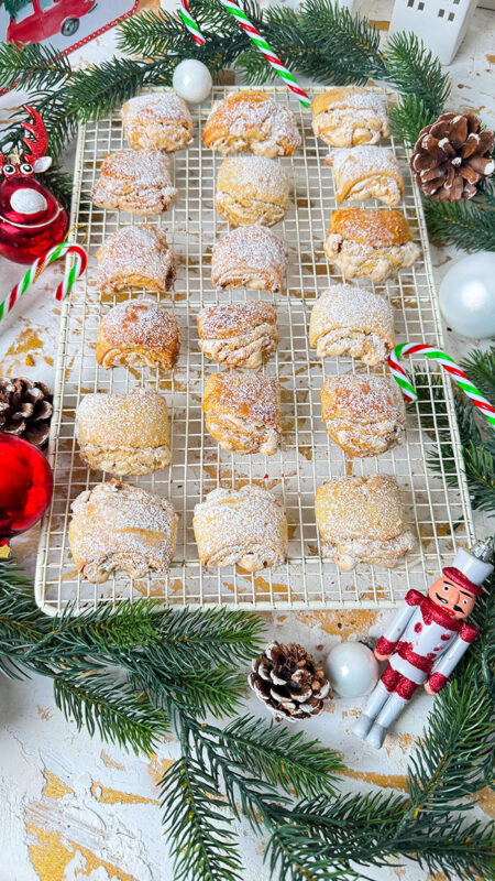 Frisch gebackene Burgenländer Kipferl, dicht aneinandergereiht, goldbraun und leicht knusprig