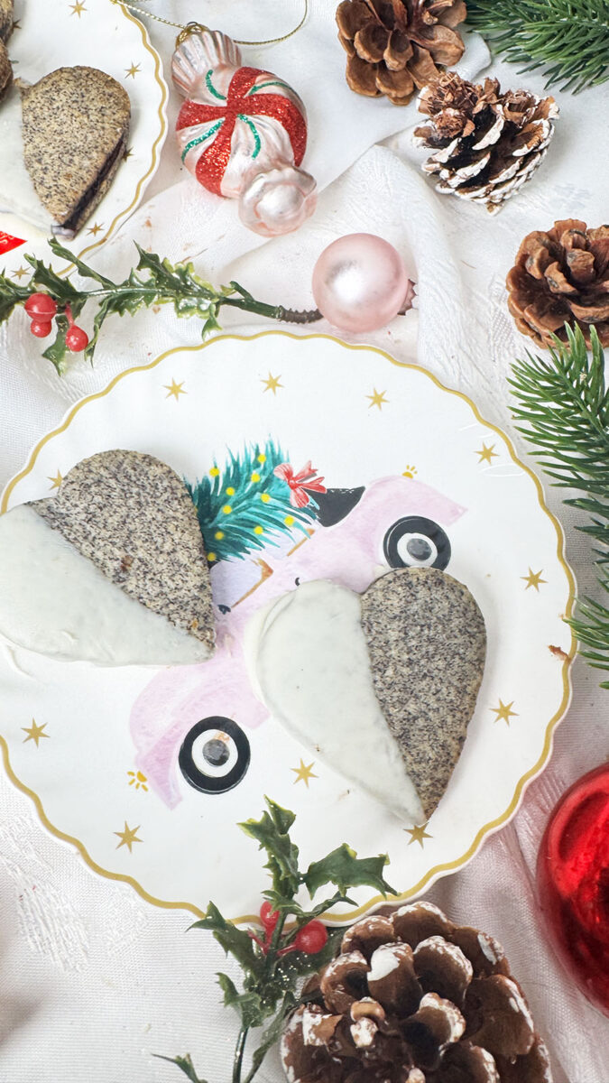 Fertige Germknödel-Plätzchen mit Mohn, Powidl und weißer Schokolade, dekoriert