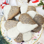 Fertige Germknödel-Plätzchen mit Mohn, Powidl und weißer Schokolade, dekoriert