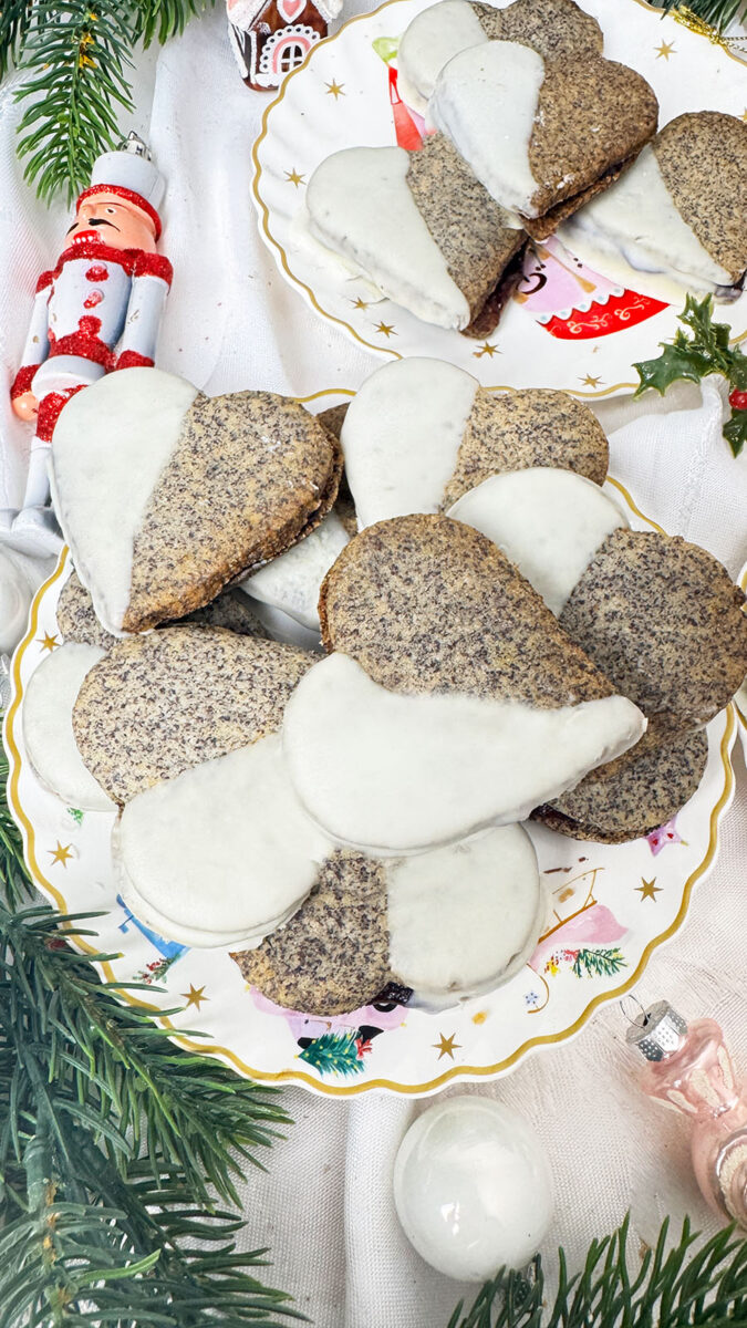 Fertige Germknödel-Plätzchen mit Mohn, Powidl und weißer Schokolade, dekoriert