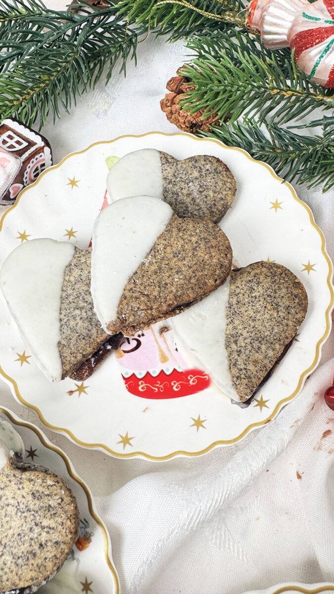 Fertige Germknödel-Plätzchen mit Mohn, Powidl und weißer Schokolade, dekoriert