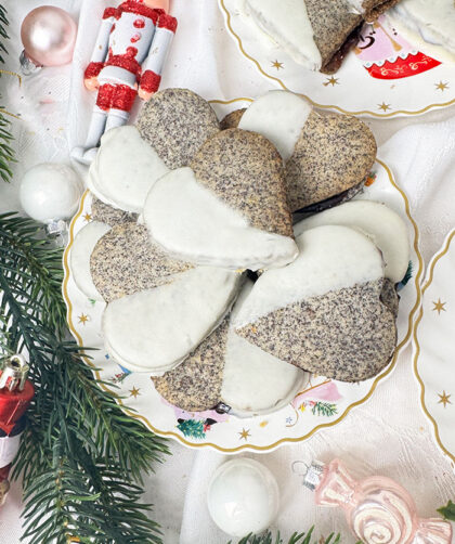 Fertige Germknödel-Plätzchen mit Mohn, Powidl und weißer Schokolade, dekoriert