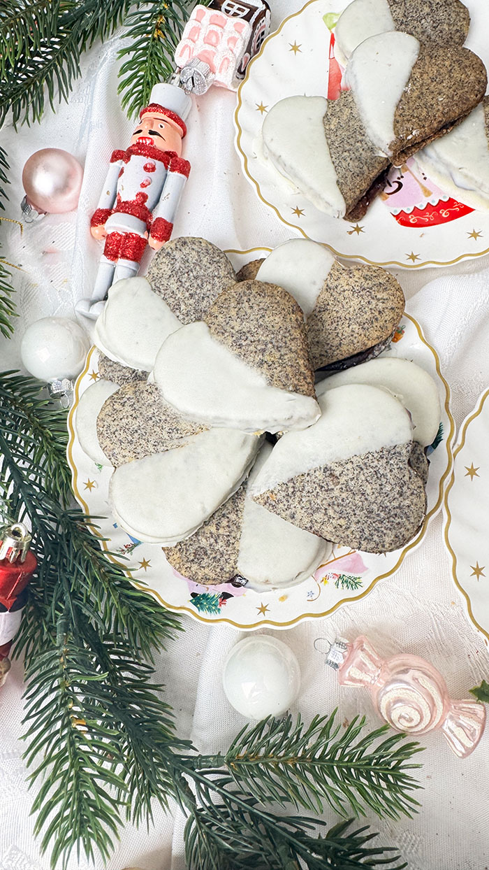 Fertige Germknödel-Plätzchen mit Mohn, Powidl und weißer Schokolade, dekoriert