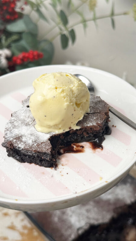 Viraler Brownie-Pudding nach Ina Garten, super saftig & einfach aus dem Ofen