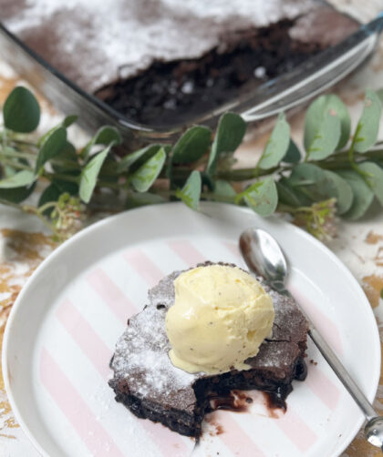 Brownie-Pudding nach Ina Garten, das virale Schoko-Dessert aus dem Ofen, super einfach gemacht! 1 Viraler Brownie-Pudding nach Ina Garten, super saftig & einfach aus dem Ofen