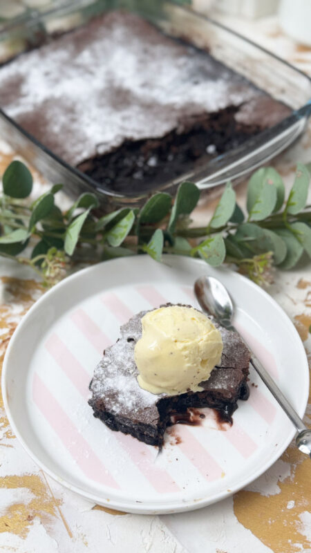 Viraler Brownie-Pudding nach Ina Garten, super saftig & einfach aus dem Ofen