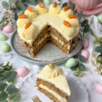 Karottentorte mit Frischkaese Frosting Rezept einfach Karottenkuchen Rezept