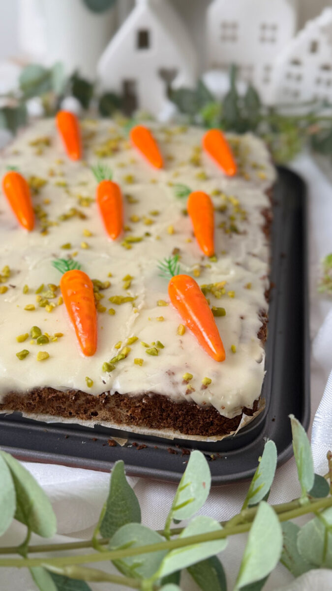 Schweizer Rüblikuchen: Das Original-Rezept für den einfachen saftigen Klassiker 4 Schweizer Rüblikuchen mit weißem Zuckerguss, Pistazien und Marzipanrüben