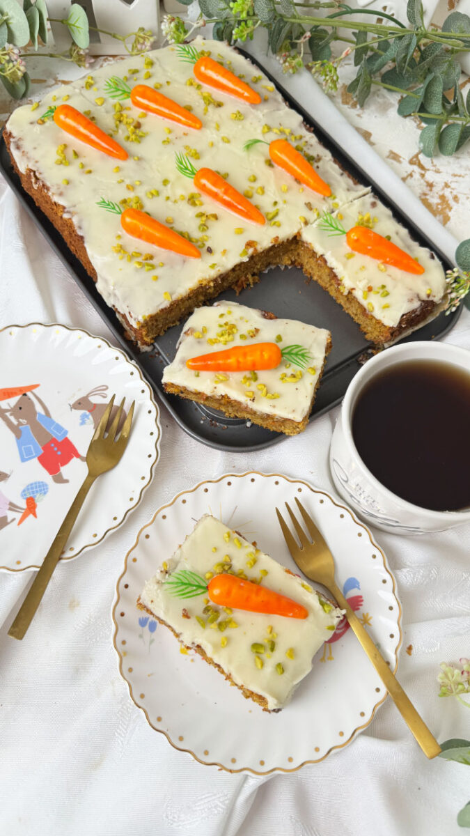 Schweizer Rüblikuchen: Das Original-Rezept für den einfachen saftigen Klassiker 7 Saftiges Stück Schweizer Rüblikuchen mit weißem Zuckerguss, Pistazien und einer Marzipanr