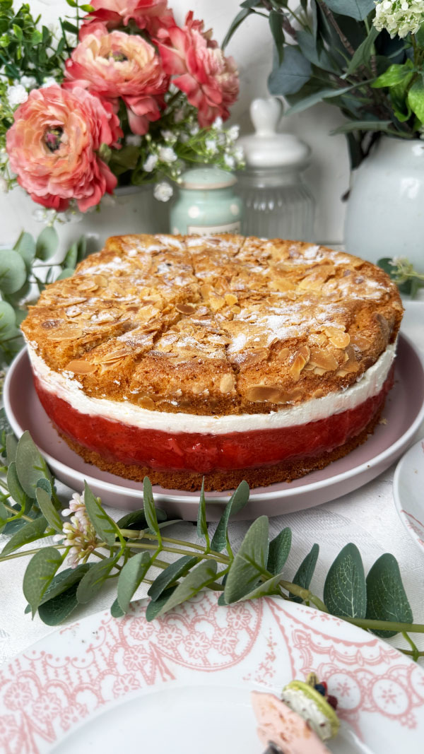 Erdbeer-Rhabarber-Sahnetorte mit Mandelkruste: Das beste Rezept 1 Erdbeer-Rhabarber-Sahnetorte mit knuspriger Mandelkruste