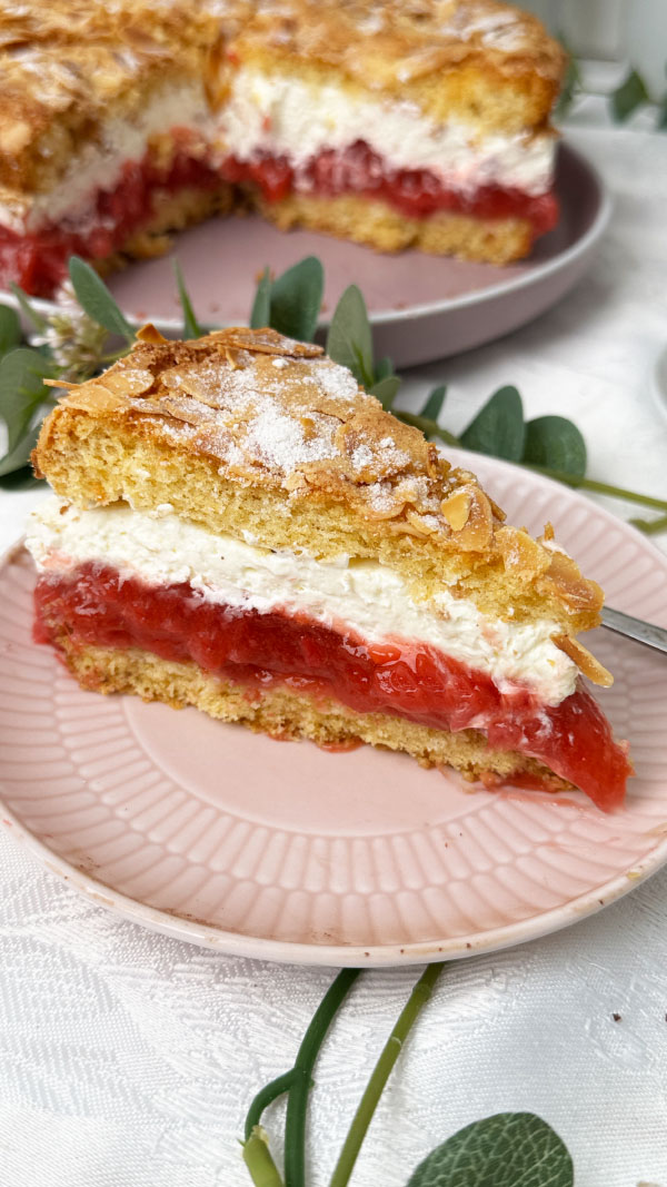 Erdbeer-Rhabarber-Sahnetorte mit Mandelkruste: Das beste Rezept 6 Erdbeer-Rhabarber-Sahnetorte mit knuspriger Mandelkruste Rezep
