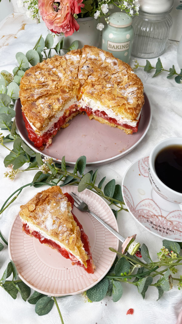 Erdbeer-Rhabarber-Sahnetorte mit Mandelkruste: Das beste Rezept 3 Erdbeer-Rhabarber-Sahnetorte mit knuspriger Mandelkruste Rezept
