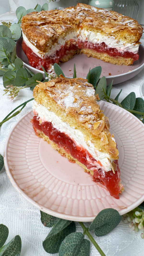 Erdbeer-Rhabarber-Sahnetorte mit Mandelkruste: Das beste Rezept 4 Erdbeer-Rhabarber-Sahnetorte mit knuspriger Mandelkruste Rezep