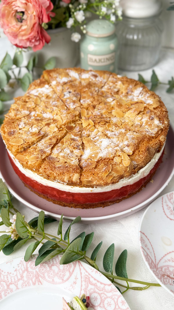 Erdbeer-Rhabarber-Sahnetorte mit Mandelkruste: Das beste Rezept 2 Erdbeer-Rhabarber-Sahnetorte mit knuspriger Mandelkruste