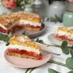 IMG IMG Erdbeer Rhabarber Sahnetorte mit knuspriger Mandelkruste TL