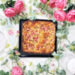 Omas saftiger Rhabarberkuchen vom Blech: schnell, einfach