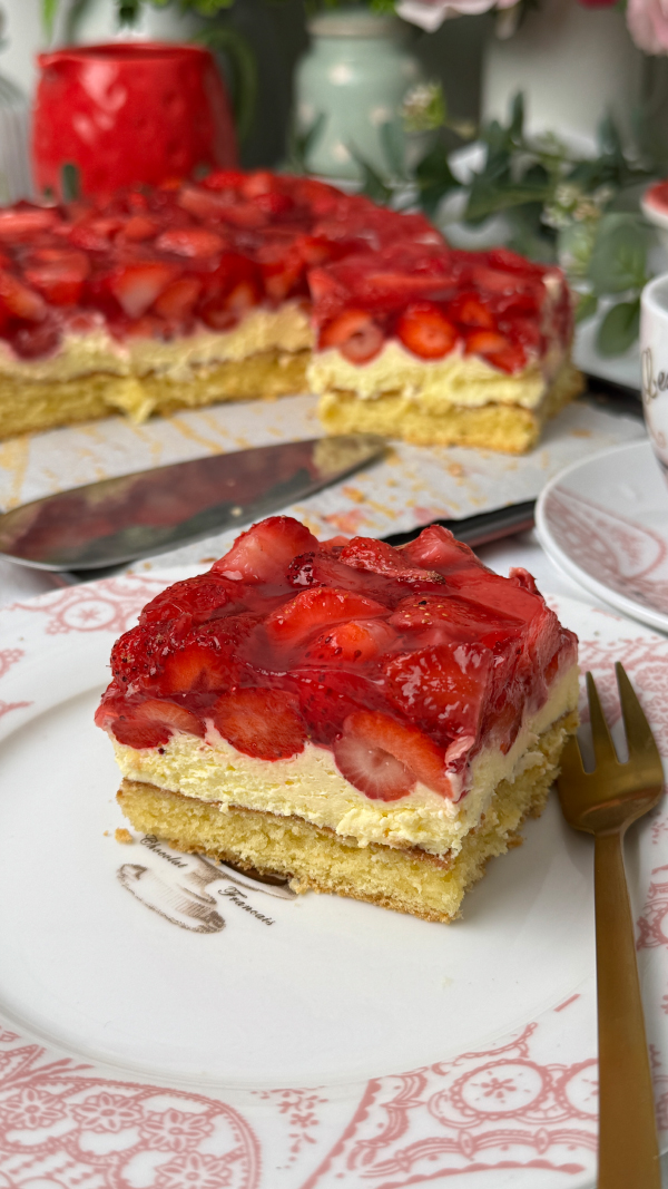 Omas cremiger Erdbeerkuchen mit Schmand vom Blech: einfach unwiderstehlich! 3 Erdbeerkuchen mit Schmandcreme und frischen Erdbeeren vom Blech.