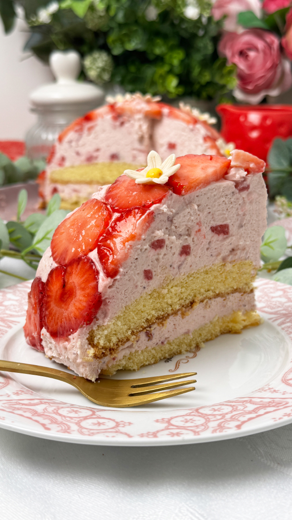 Erdbeer-Kuppeltorte – cremig, fruchtig & unwiderstehlich 5 Zutaten für eine Erdbeer-Kuppeltorte – frische Erdbeeren, Mascarpone, Sahne und Rührteig