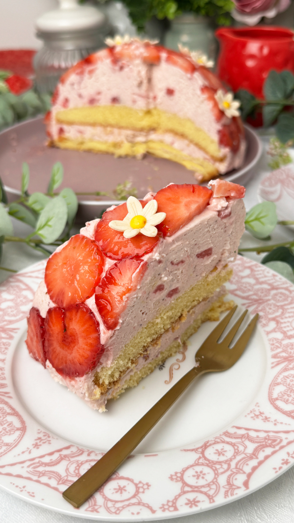 Erdbeer-Kuppeltorte – cremig, fruchtig & unwiderstehlich 2 Anschnitt einer Erdbeer-Kuppeltorte mit cremiger Mascarpone-Erdbeerfüllung und saftigem Rührteigboden