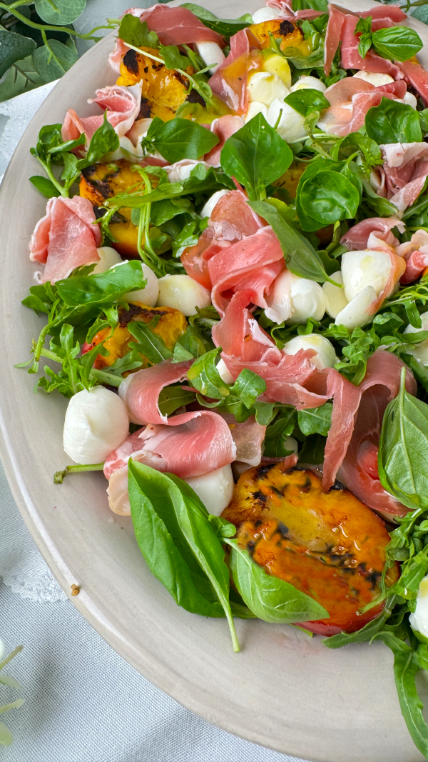 Gegrillter Nektarinensalat mit Rucola, Mozzarella und Parmaschinken, sommerlich leicht und in 20 Minuten fertig 2 Gegrillter Nektarinensalat mit Rucola, Mozzarella und Parmaschinken, sommerlich leicht und in 20 Minuten fertig 2