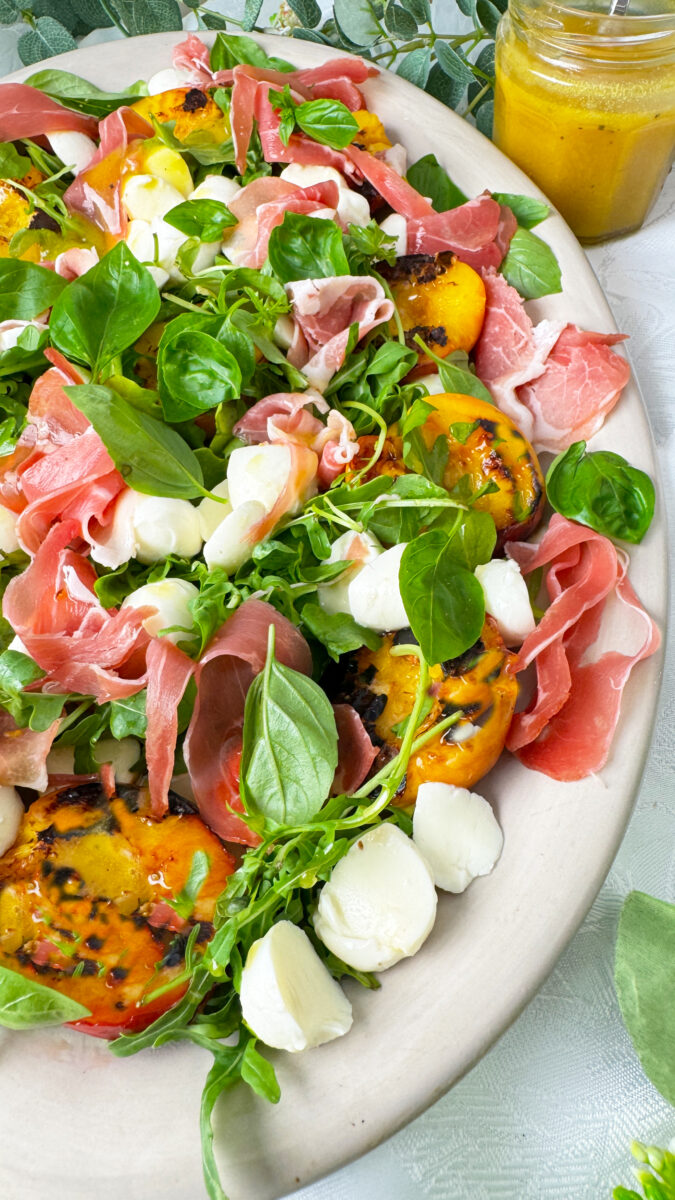 Gegrillter Nektarinensalat mit Rucola, Mozzarella und Parmaschinken, sommerlich leicht und in 20 Minuten fertig 1 Gegrillter Nektarinensalat mit Rucola, Mozzarella und Parmaschinken, sommerlich leicht und in 20 Minuten fertig 1