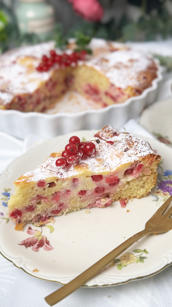 Johannisbeerkuchen mit Schmand, saftig und einfach 4 Johannisbeerkuchen mit Schmand auf einem Teller, saftiger Rührkuchen mit roten Johannisbeeren und cremigem Schmand Swirl, mit Puderzucker bestäubt.