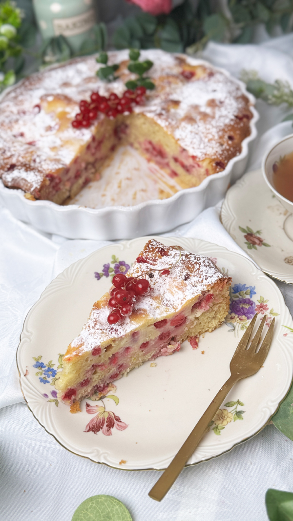 Johannisbeerkuchen mit Schmand, saftig und einfach 3 Johannisbeerkuchen mit Schmand auf einem Teller, saftiger Rührkuchen mit roten Johannisbeeren und cremigem Schmand Swirl, mit Puderzucker bestäubt.