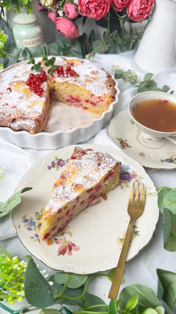 Johannisbeerkuchen mit Schmand, saftig und einfach 7 Johannisbeerkuchen mit Schmand auf einem Teller, saftiger Rührkuchen mit roten Johannisbeeren und cremigem Schmand Swirl, mit Puderzucker bestäubt.