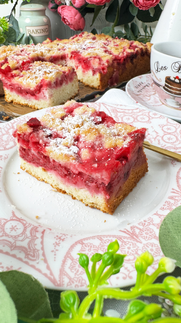Saftiger Johannisbeerkuchen vom Blech mit Streuseln, Omas Rezept mit Quark-Öl-Teig 1 Ein Stück Johannisbeerkuchen vom Blech mit Quark-Öl-Teig, roten Beeren und knusprigen Streuseln auf einem Teller