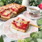 Johannisbeerkuchen vom Blech mit Streuseln aus Quark-Öl-Teig