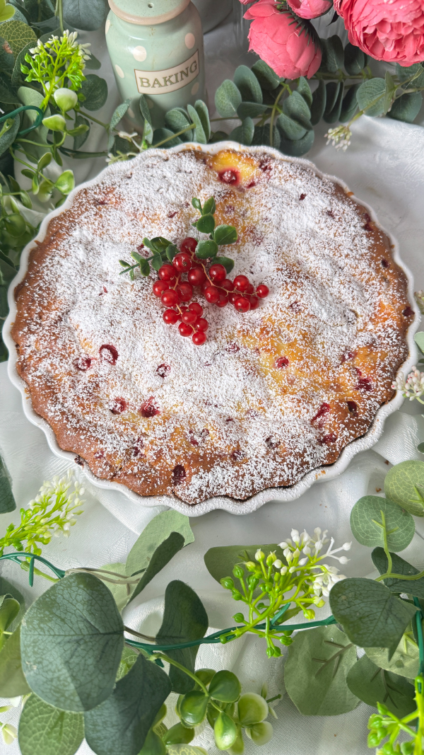 Johannisbeerkuchen mit Schmand, saftig und einfach 2 Johannisbeerkuchen mit Schmand in einer Tarteform, saftiger Rührkuchen mit roten Johannisbeeren und cremigem Schmand Swirl, mit Puderzucker bestäubt.