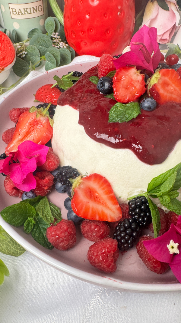 Joghurtbombe mit Früchten, einfaches Rezept für den Sommer 6 Joghurtbombe mit frischen Beeren, Beerensauce und Puderzucker auf einer Tortenplatte