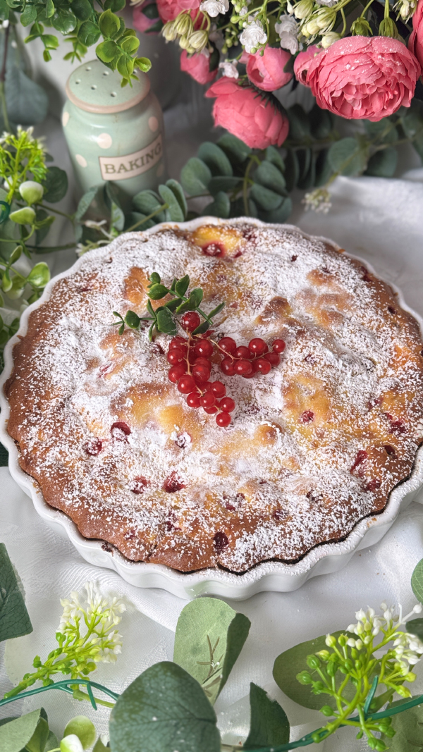 Johannisbeerkuchen mit Schmand, saftig und einfach 6 Johannisbeerkuchen mit Schmand in einer Tarteform, saftiger Rührkuchen mit roten Johannisbeeren und cremigem Schmand Swirl, mit Puderzucker bestäubt.