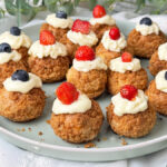 Viele Choux au Craquelin mit Vanillecreme auf einer Teller