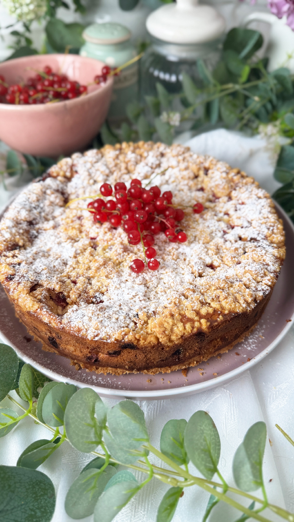 Johannisbeerkuchen mit Quark und Streuseln, cremig & fruchtig 3 Johannisbeerkuchen mit Quark und Streuseln, mit Puderzucker und frischen roten Johannisbeeren dekoriert