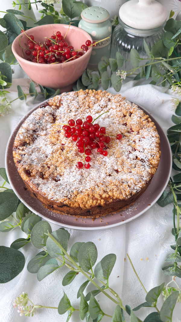 Johannisbeerkuchen mit Quark und Streuseln, cremig & fruchtig 1 Johannisbeerkuchen mit Quark und Streuseln, mit Puderzucker und frischen roten Johannisbeeren dekoriert