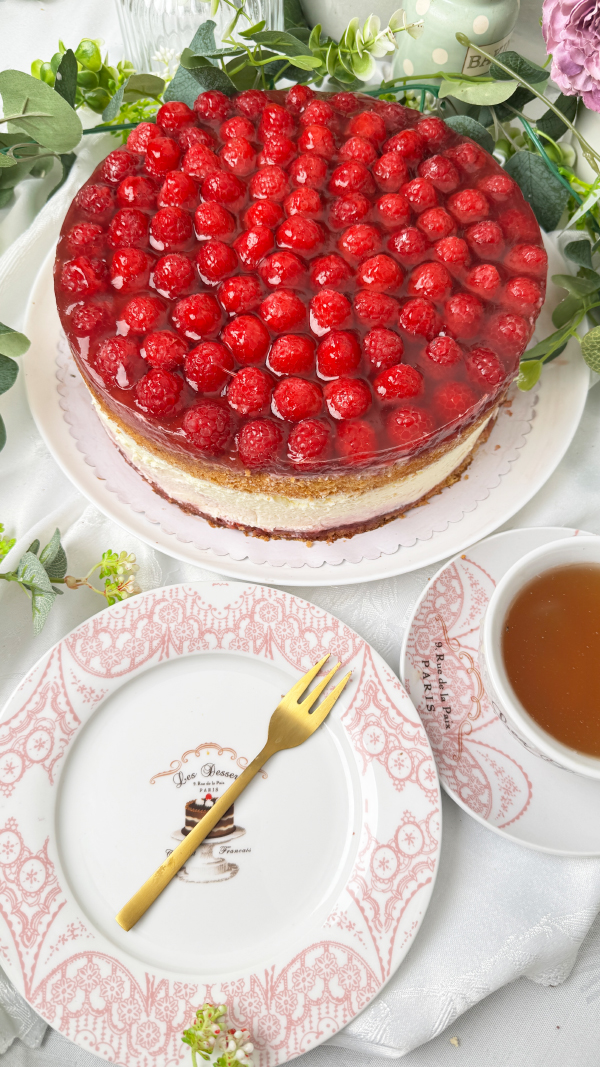 Windbeuteltorte mit Himbeeren, cremig, fruchtig und einfach 7 Windbeuteltorte mit Himbeeren, cremiger Füllung und frischen Himbeeren mit Tortenguss