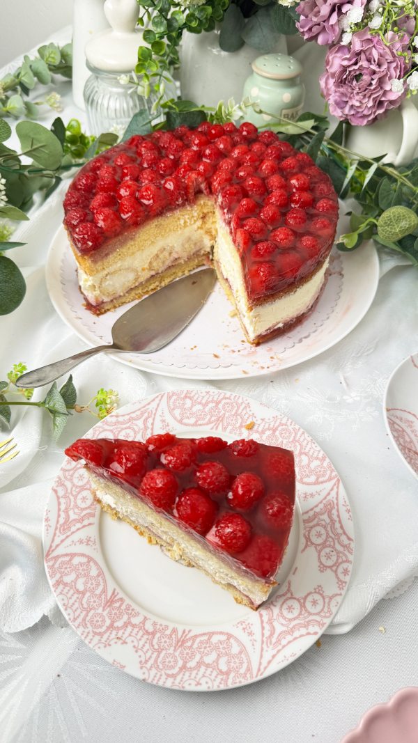 Windbeuteltorte mit Himbeeren, cremig, fruchtig und einfach 8 Windbeuteltorte mit Himbeeren, cremiger Füllung und frischen Himbeeren mit Tortenguss