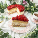 Windbeuteltorte mit Himbeeren, cremiger Füllung und frischen Himbeeren mit Tortenguss
