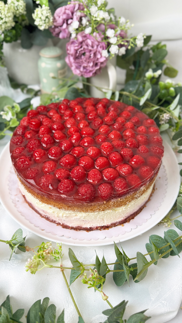 Windbeuteltorte mit Himbeeren, cremig, fruchtig und einfach 1 Windbeuteltorte mit Himbeeren, cremiger Füllung und frischen Himbeeren mit Tortenguss