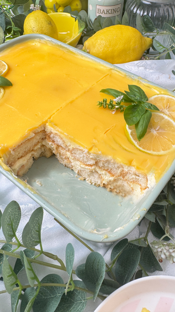 Zitronen-Tiramisu mit Lemon Curd, cremig und erfrischend 6 Zitronen-Tiramisu mit Lemon Curd, Mascarpone und Löffelbiskuits