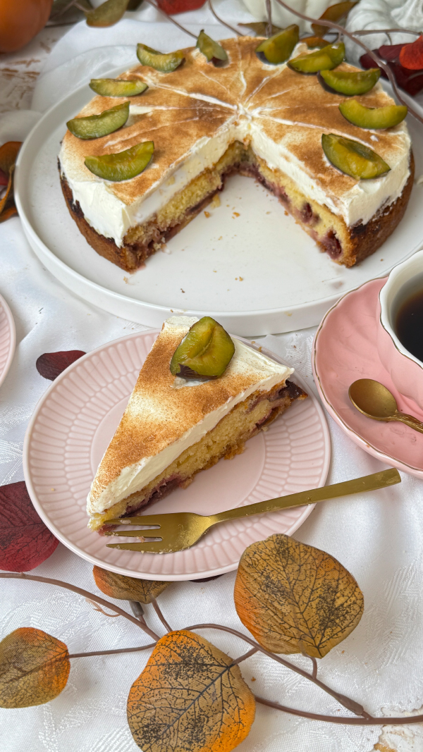 Zwetschgen-Schmand-Kuchen, saftig & cremig 1 Zwetschgen-Schmand-Kuchen mit cremiger Schmandhaube und frischen Zwetschgen