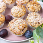 Saftige Zwetschgen-Muffins mit Streuseln und Mandeln