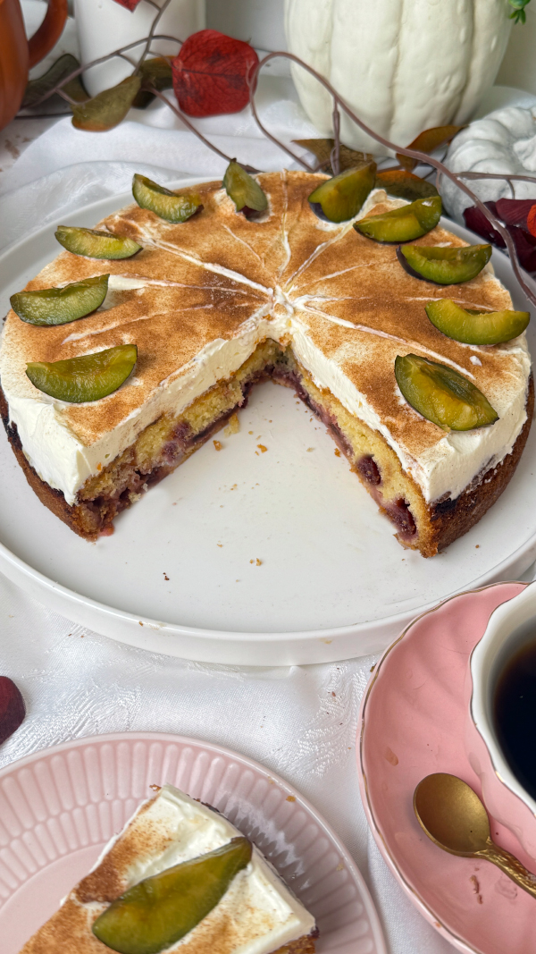 Zwetschgen-Schmand-Kuchen, saftig & cremig 3 Zwetschgen-Schmand-Kuchen mit Schmandcreme, Zimt und Zwetschgenspalten