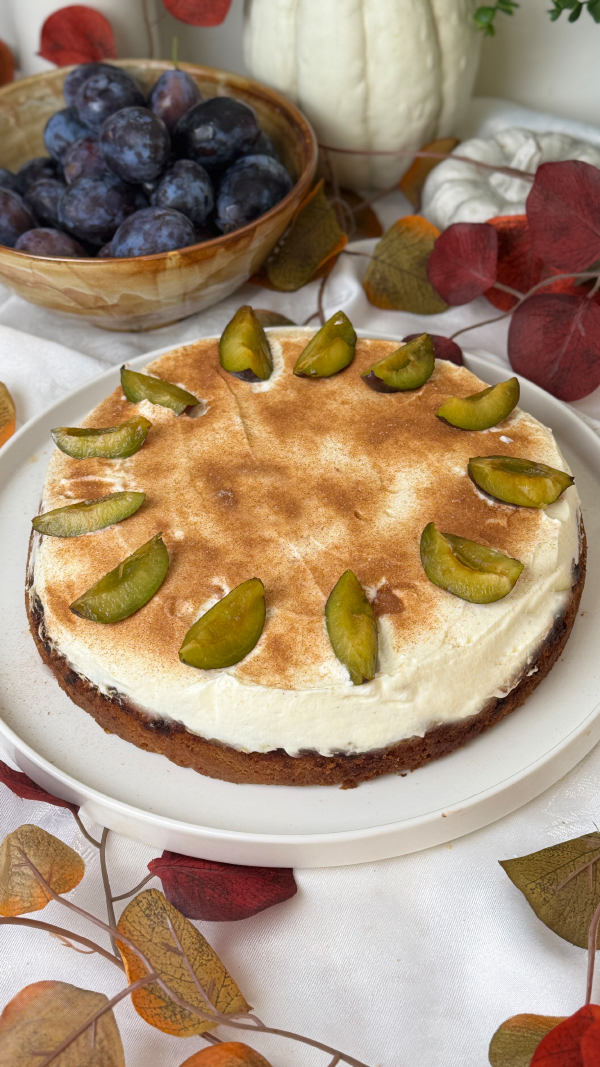 Zwetschgen-Schmand-Kuchen, saftig & cremig 2 Zwetschgen-Schmand-Kuchen mit Schmandcreme, Zimt und Zwetschgenspalten