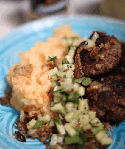 Röstzwiebel-Frikadellen mit Steckrübenpüree und Gurken Relish 3 Bildschirmfoto 2018 08 05 um 16.13.50