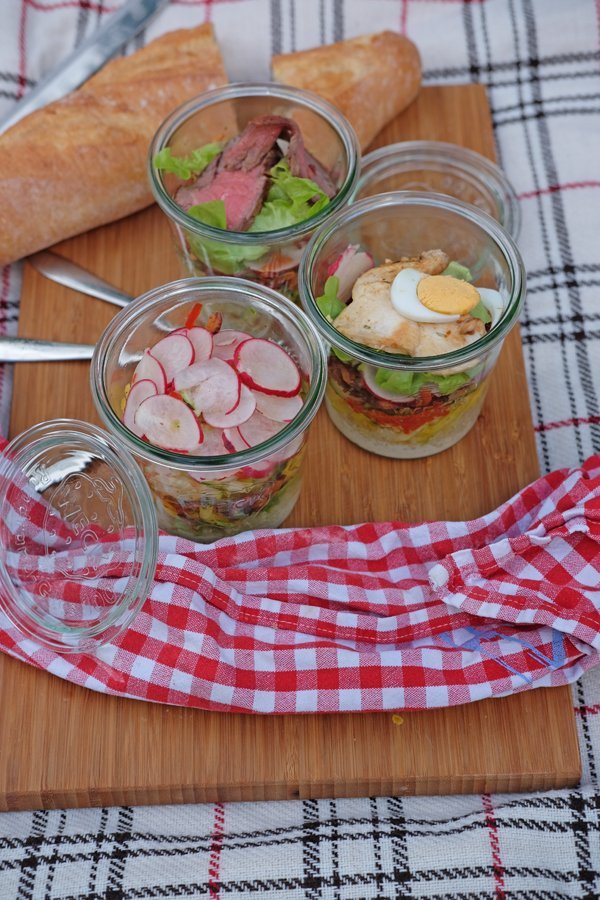 Quinoa-Rohkost-Salat mit Hähnchen und Joghurtdessing im Glas 
